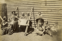 7. Mujeres mapuches hilando con huso y tejiendo a telar, 1890.