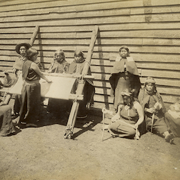 7. Mujeres mapuches hilando con huso y tejiendo a telar, 1890.