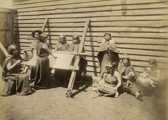 7. Mujeres mapuches hilando con huso y tejiendo a telar, 1890.