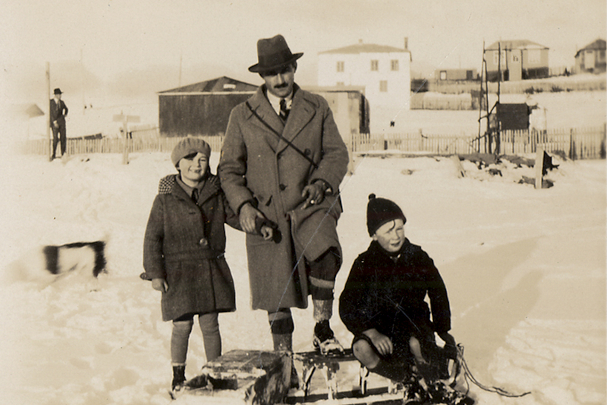 9. Jesús Veiga y sus dos hijos en la nieve, Punta Arenas, 1930.