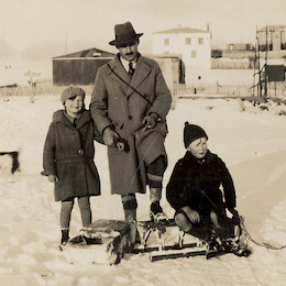 9. Jesús Veiga y sus dos hijos en la nieve, Punta Arenas, 1930.