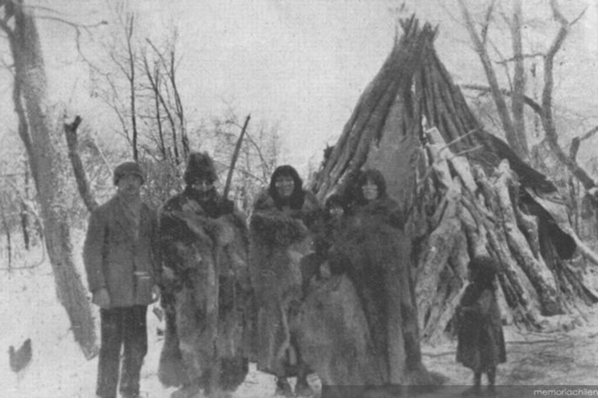 1. Familia Selk'nam con Martín Gusinde, hacia 1920.