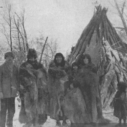 1. Familia Selk'nam con Martín Gusinde, hacia 1920.