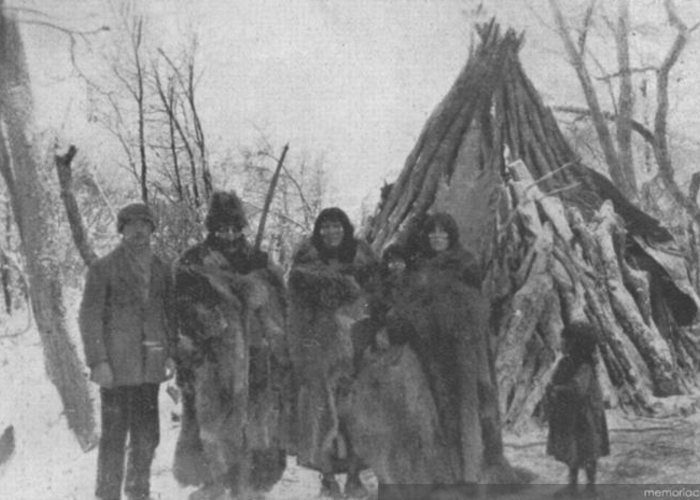 1. Familia Selk'nam con Martín Gusinde, hacia 1920.