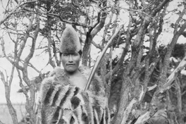 3. Retrato de un cazador selk'nam en el Campamento Río del Fuego, hacia 1920.