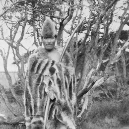 3. Retrato de un cazador selk'nam en el Campamento Río del Fuego, hacia 1920.