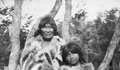 4. Mujer y niña selk'nam, hacia 1920.