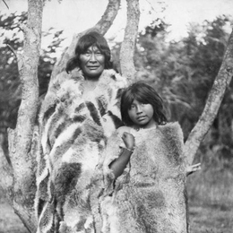 4. Mujer y niña selk'nam, hacia 1920.