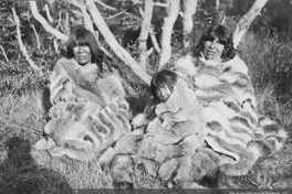5. Dos mujeres y una niña Selk'nam posand, hacia 1920.