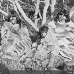 5. Dos mujeres y una niña Selk'nam posand, hacia 1920.