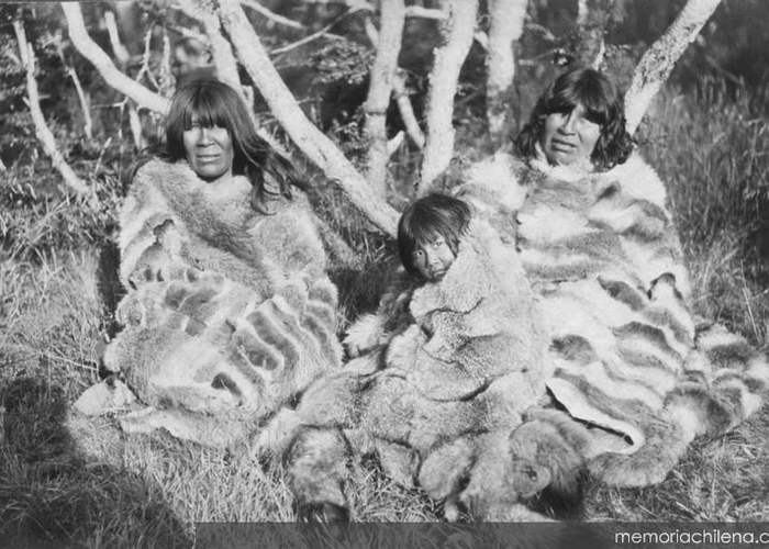 5. Dos mujeres y una niña Selk'nam posand, hacia 1920.