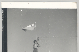 3. Hombre izando la bandera chilena.