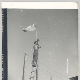 3. Hombre izando la bandera chilena.