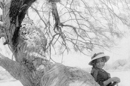 5. Niña junto a un árbol, hacia 1960.