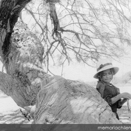 5. Niña junto a un árbol, hacia 1960.