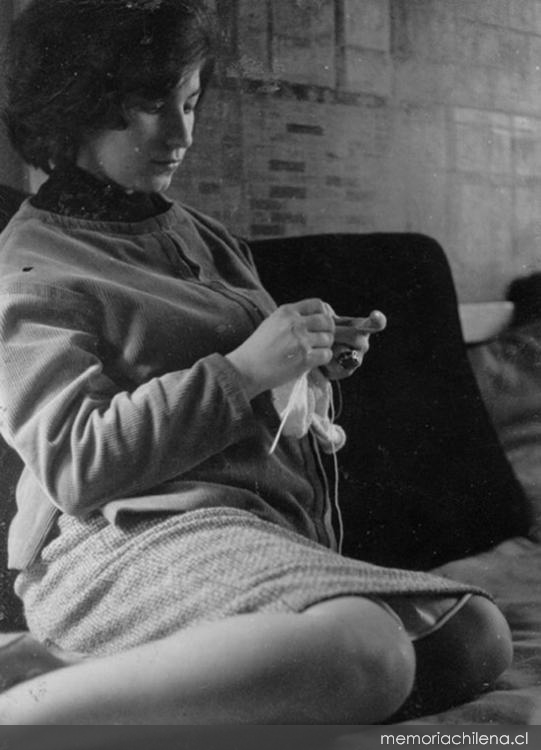 9. Mujer tejiendo, hacia 1960.