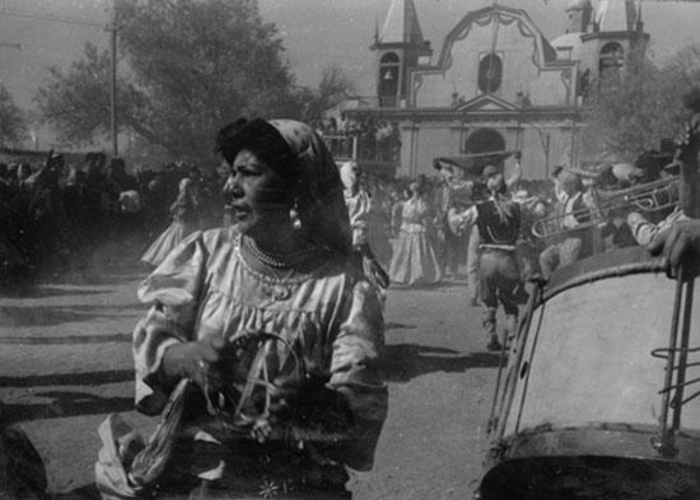 10. Danzas en fiesta de La Tirana, ritual del norte de Chile, hacia 1965.