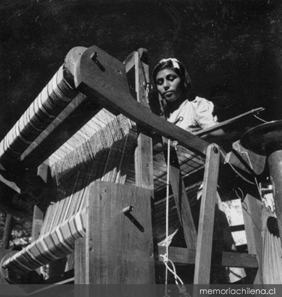 11. Mujer joven trabajando en un telar, hacia 1960.