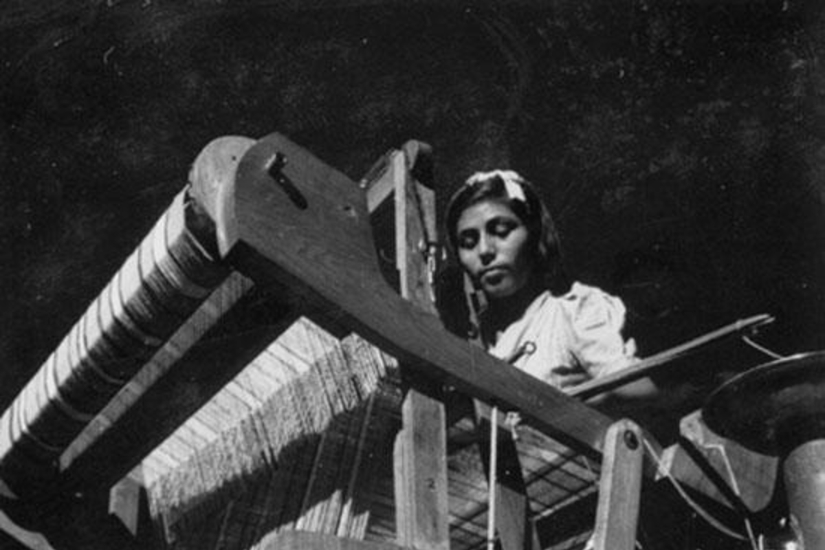 11. Mujer joven trabajando en un telar, hacia 1960.