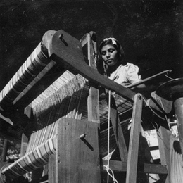 11. Mujer joven trabajando en un telar, hacia 1960.