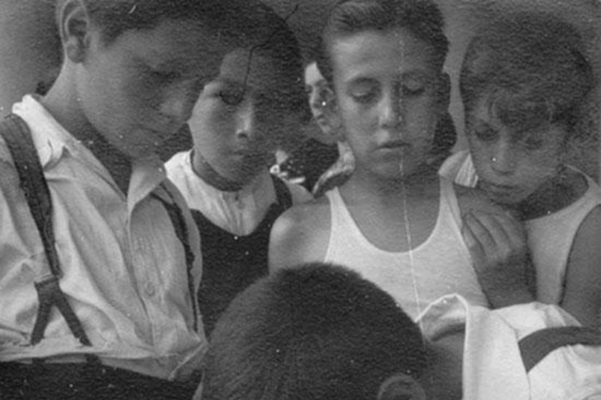 12. Grupo de niños, hacia 1960.
