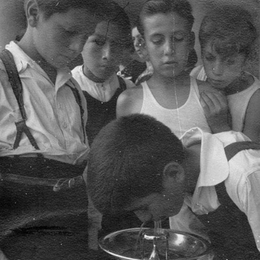 12. Grupo de niños, hacia 1960.