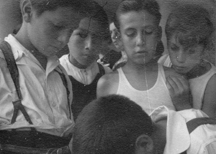 12. Grupo de niños, hacia 1960.