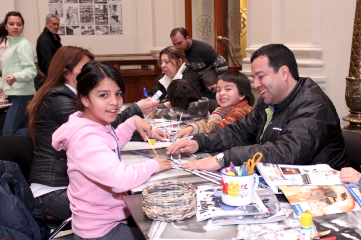 Participantes del taller "Reciclando revistas: cestería en papel"