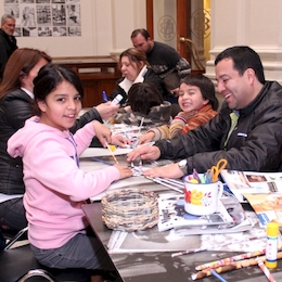 Participantes del taller "Reciclando revistas: cestería en papel"