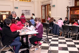 Participantes del taller "Reciclando revistas: cestería en papel"