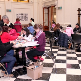 Participantes del taller "Reciclando revistas: cestería en papel"