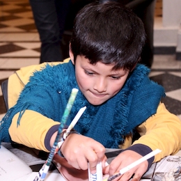 Participantes del taller "Reciclando revistas: cestería en papel"