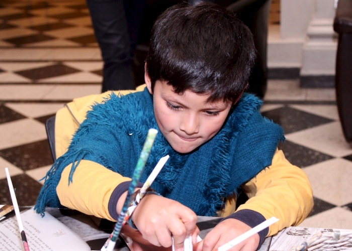 Participantes del taller "Reciclando revistas: cestería en papel"