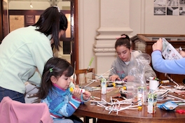 Participantes del taller "Reciclando revistas: cestería en papel"