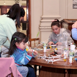 Participantes del taller "Reciclando revistas: cestería en papel"