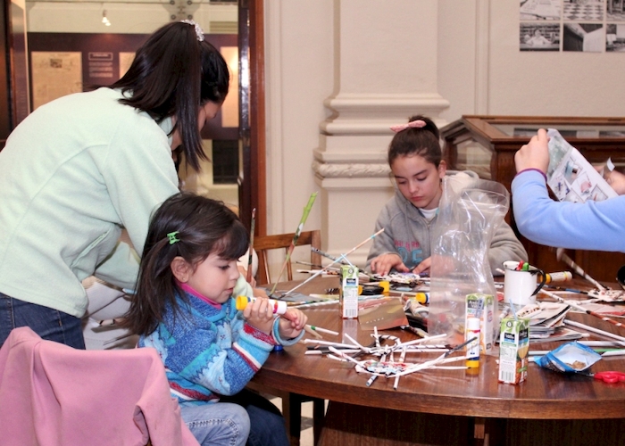 Participantes del taller "Reciclando revistas: cestería en papel"