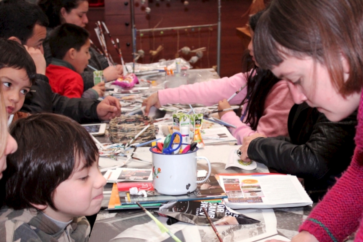 Participantes del taller "Reciclando revistas: cestería en papel"