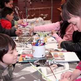 Participantes del taller "Reciclando revistas: cestería en papel"