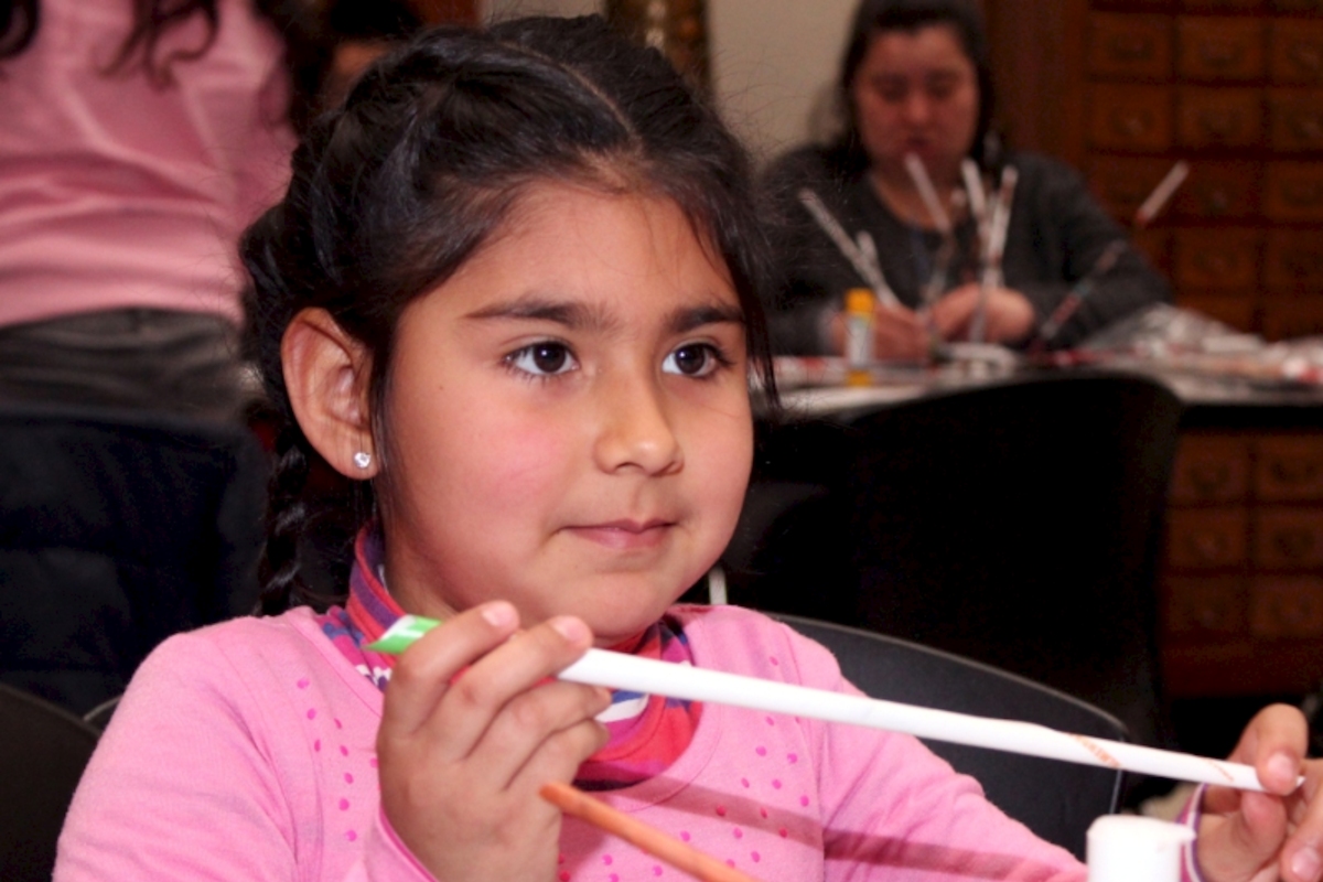 Participantes del taller "Reciclando revistas: cestería en papel"