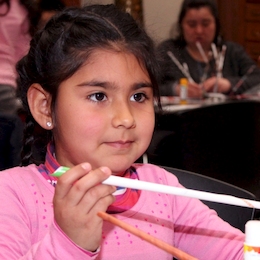 Participantes del taller "Reciclando revistas: cestería en papel"