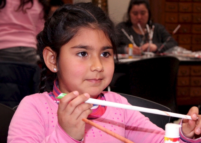 Participantes del taller "Reciclando revistas: cestería en papel"