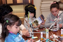 Participantes del taller "Reciclando revistas: cestería en papel"