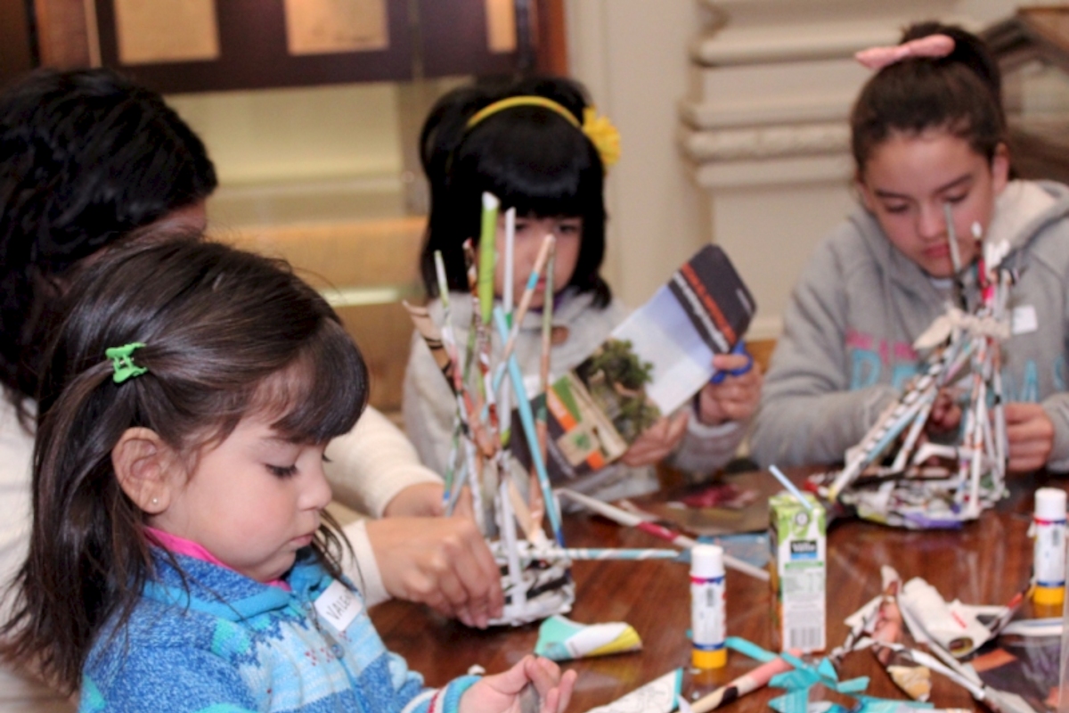 Participantes del taller "Reciclando revistas: cestería en papel"