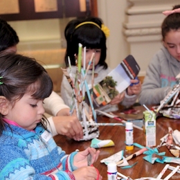 Participantes del taller "Reciclando revistas: cestería en papel"