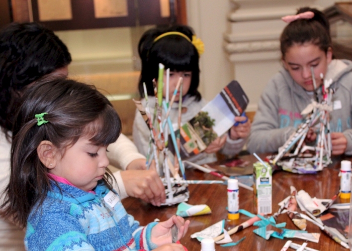 Participantes del taller "Reciclando revistas: cestería en papel"