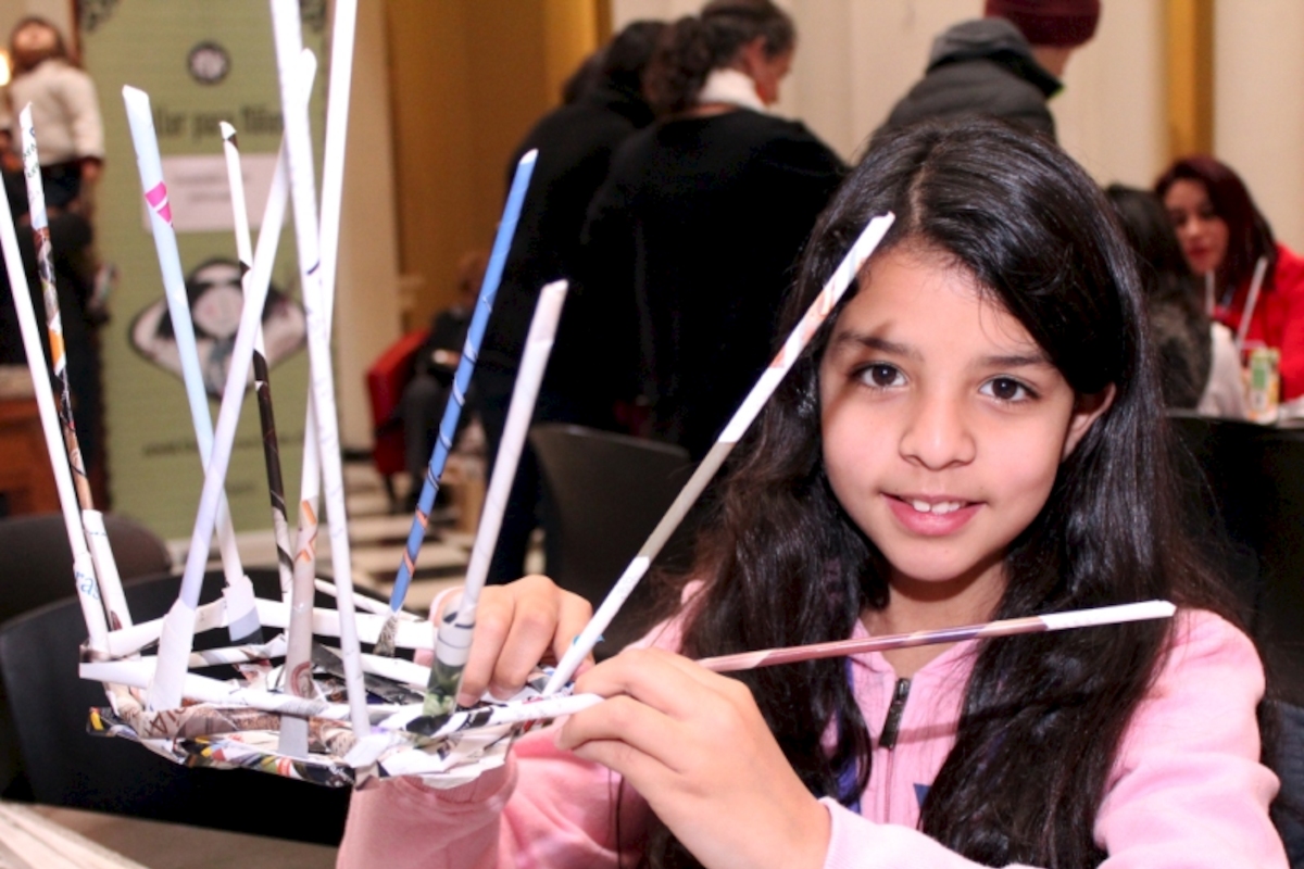 Participantes del taller "Reciclando revistas: cestería en papel"