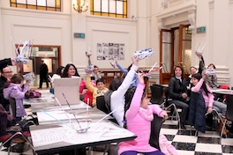 Participantes del taller "Reciclando revistas: cestería en papel"