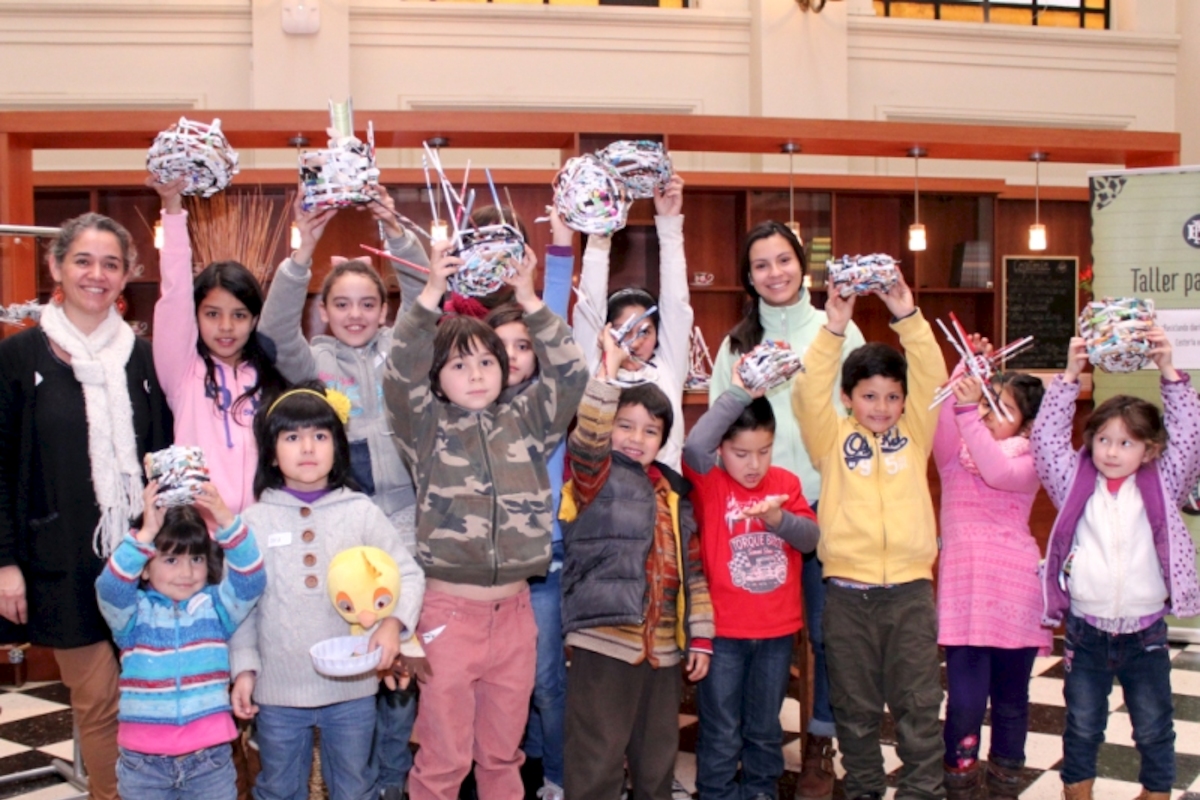 Participantes del taller "Reciclando revistas: cestería en papel"