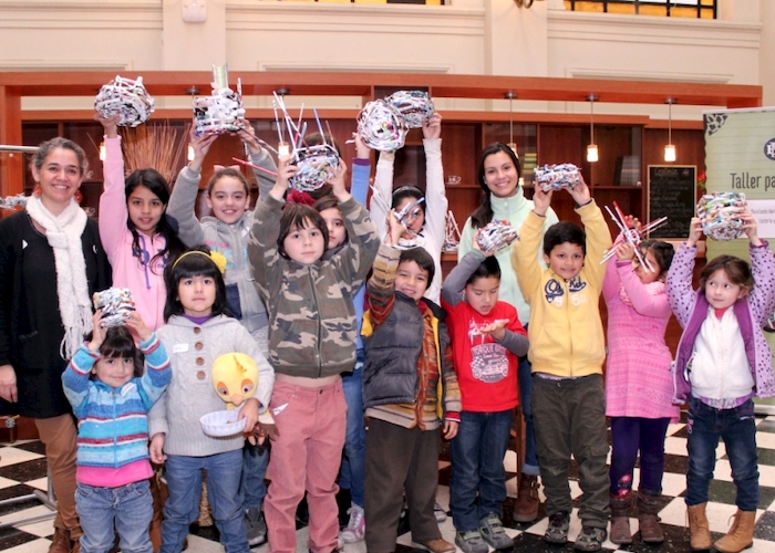 Participantes del taller "Reciclando revistas: cestería en papel"