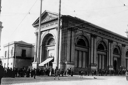 Monasterio de las Monjas Claras a la hora de salida de misa, 1913.